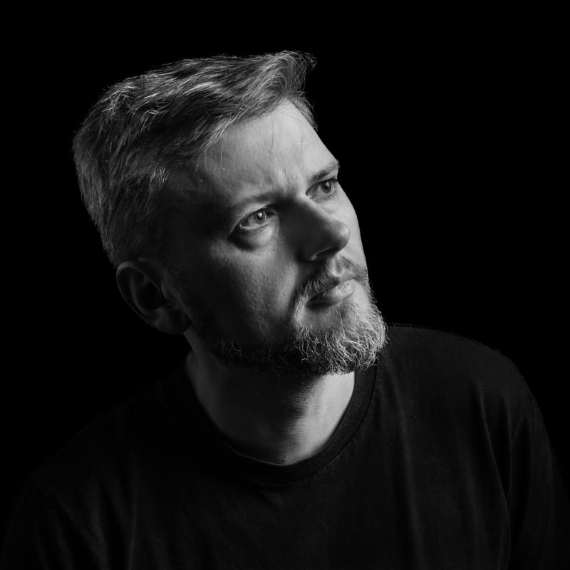 Portret mezczyzna studio czarno biale — fotografia Maciej Zawiasa