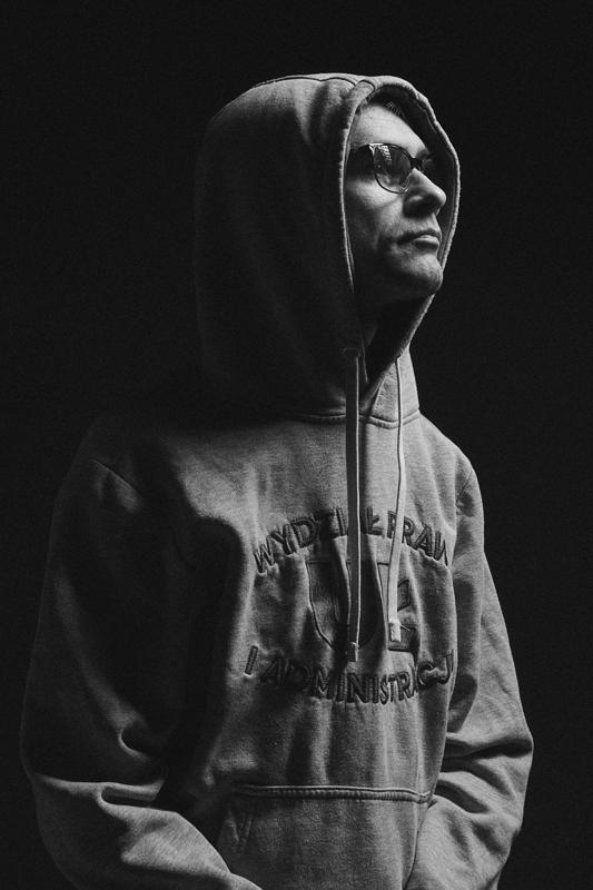 Portret mezczyzna bluza studio czb — fotografia Maciej Zawiasa