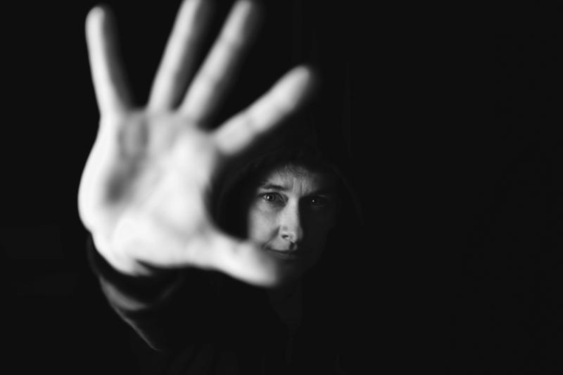 Portret kobieta gest stop studio czb — fotografia Maciej Zawiasa