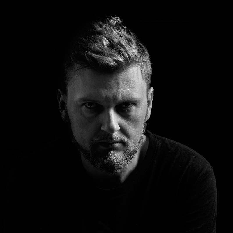 Portret mezczyzna broda studio czb — fotografia Maciej Zawiasa