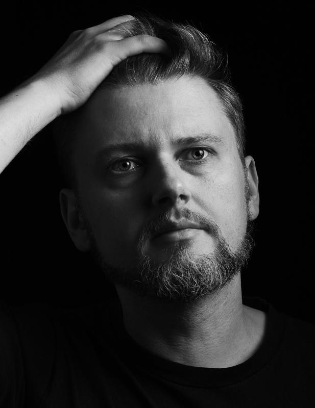 Portret mezczyzna broda wlosy studio czb — fotografia Maciej Zawiasa