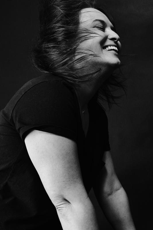 Portret kobieta smiejaca sie wlosy studio czb — fotografia Maciej Zawiasa