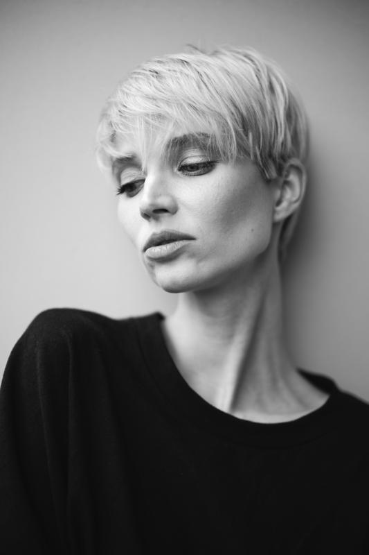 Portret kobieta blondynka jasne tlo czb — fotografia Maciej Zawiasa