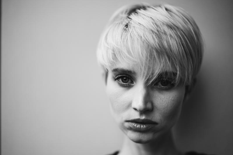 Portret kobieta krotkie wlosy closeup czb — fotografia Maciej Zawiasa