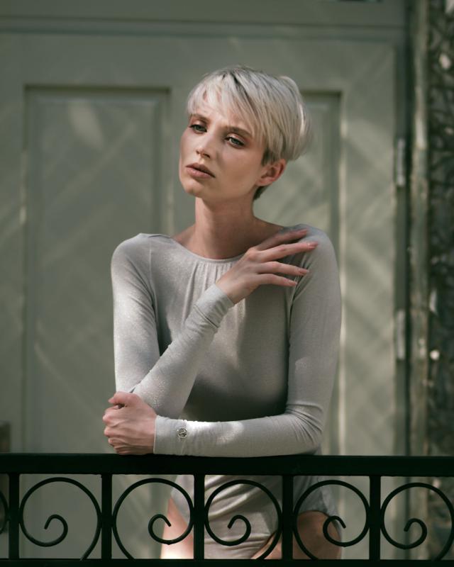 Portret kobieta plener balkon — fotografia Maciej Zawiasa