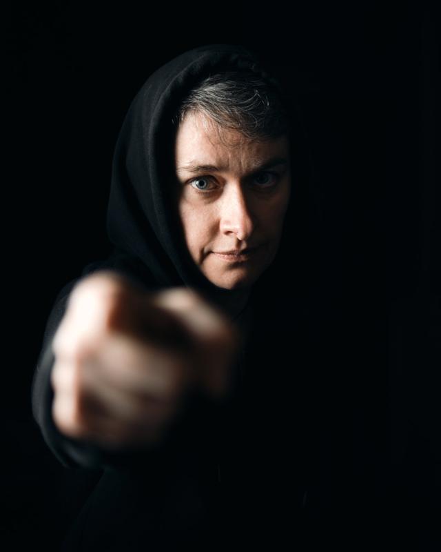 Portret kobieta bluza wskazuje studio — fotografia Maciej Zawiasa