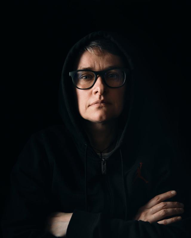 Portret kobieta bluza okulary studio — fotografia Maciej Zawiasa