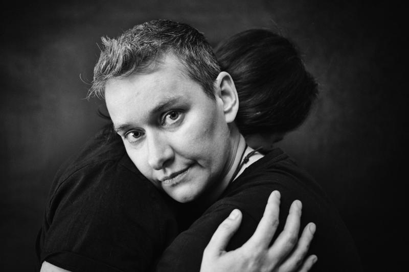 Portret dwie kobiety przytulenie studio czb — fotografia Maciej Zawiasa