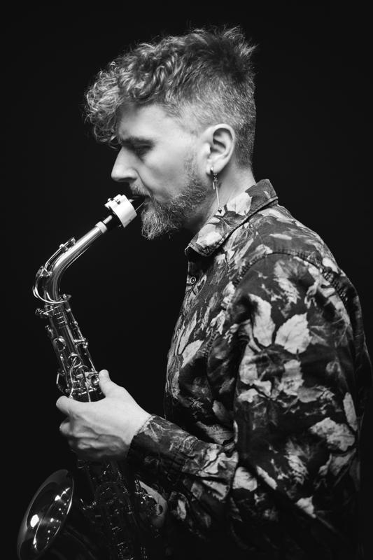 Portret muzyk saksofonista czb — fotografia Maciej Zawiasa