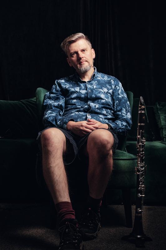 Portret muzyk klarnecista kanapa — fotografia Maciej Zawiasa