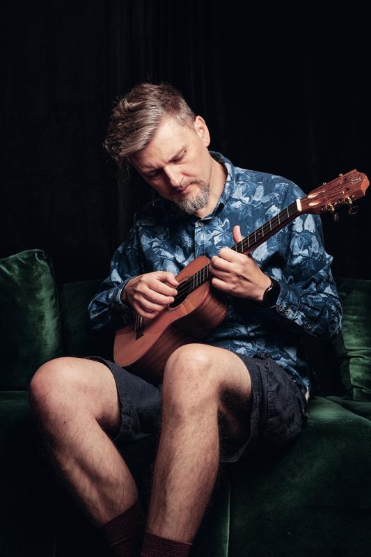 Portret muzyk ukulele kanapa — fotografia Maciej Zawiasa