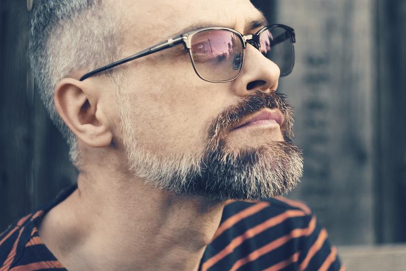 Portret mezczyzna okulary plener kolor — fotografia Maciej Zawiasa