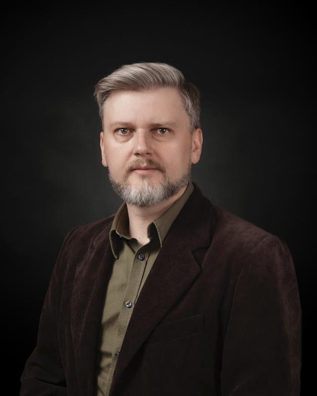 Portret wizerunkowy mezczyzna marynarka studio — fotografia Maciej Zawiasa