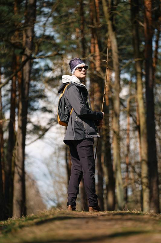 Portret kobieta las plecak kij — fotografia Maciej Zawiasa