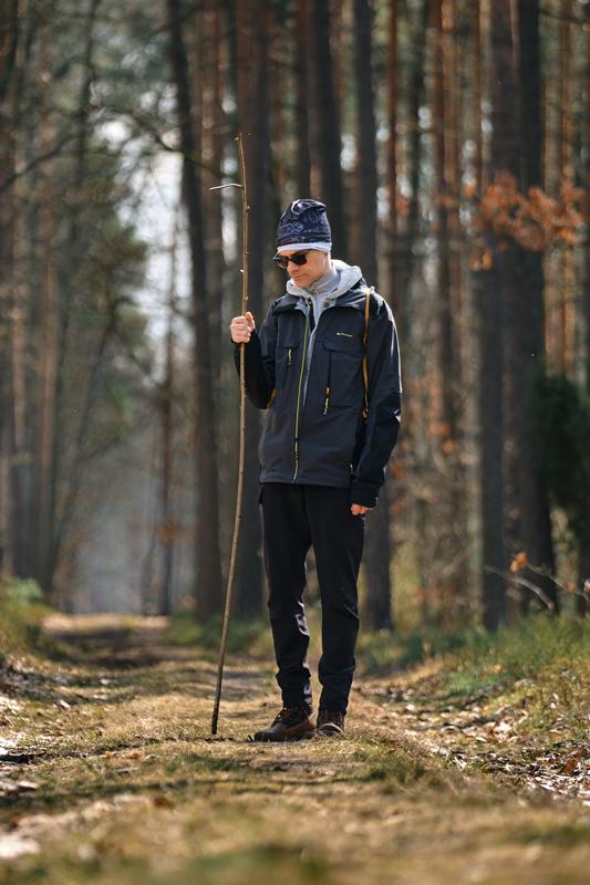 Portret mezczyzna las plener — fotografia Maciej Zawiasa