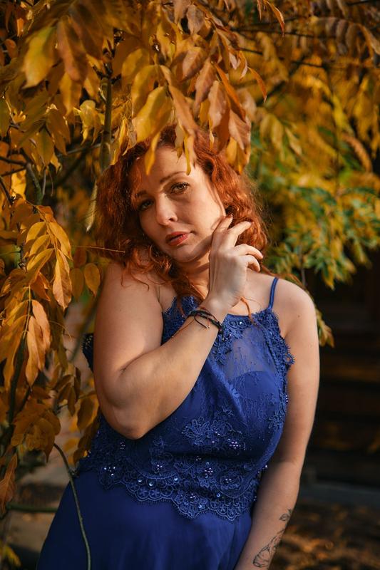 Sesja wizerunkowa kobieta niebieska sukienka jesien — fotografia Maciej Zawiasa