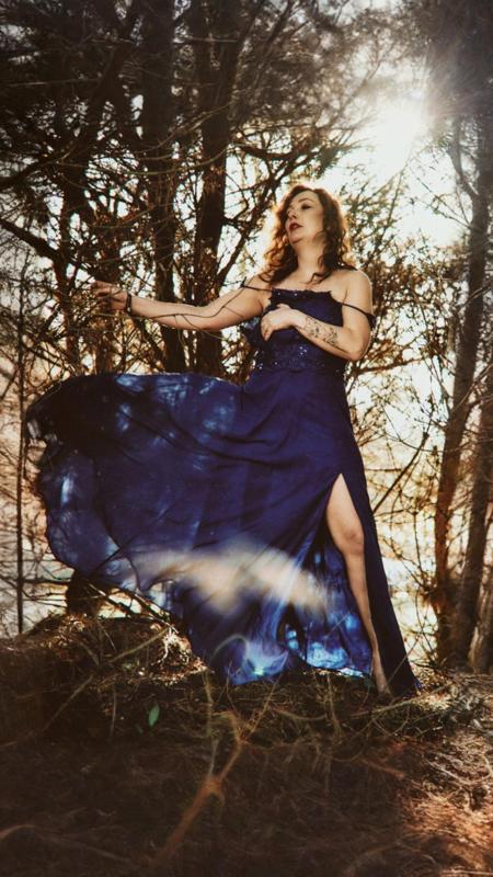 Sesja wizerunkowa kobieta suknia las swiatlo — fotografia Maciej Zawiasa