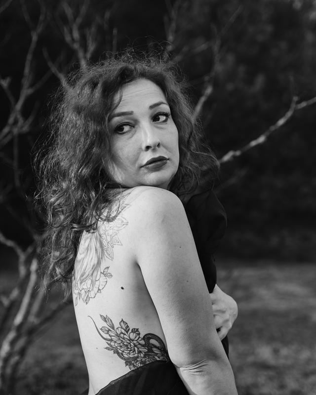 Portret kobieta tatuaz plener czb — fotografia Maciej Zawiasa