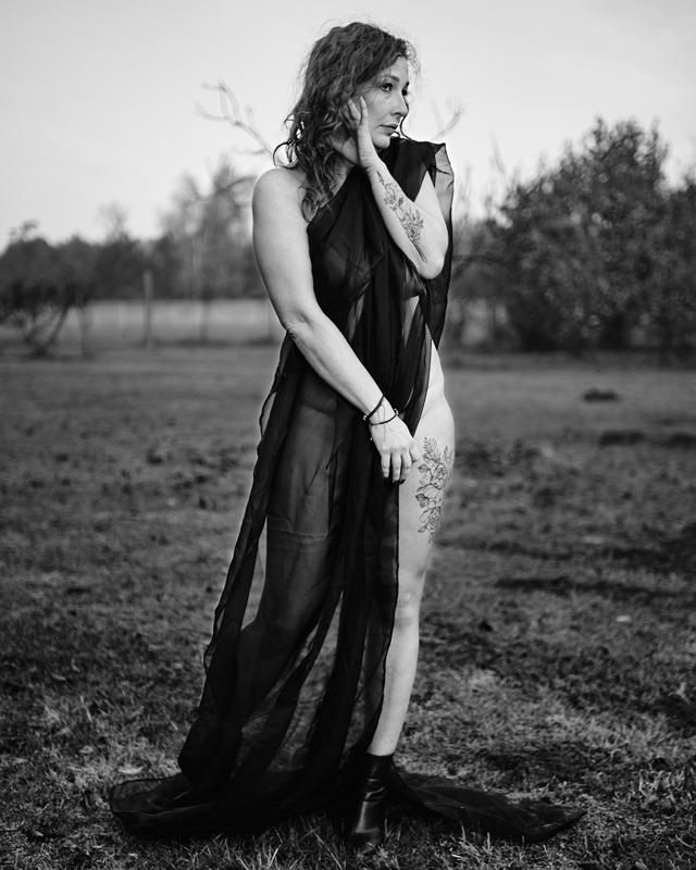 Portret kobieta czarna sukienka plener czb — fotografia Maciej Zawiasa