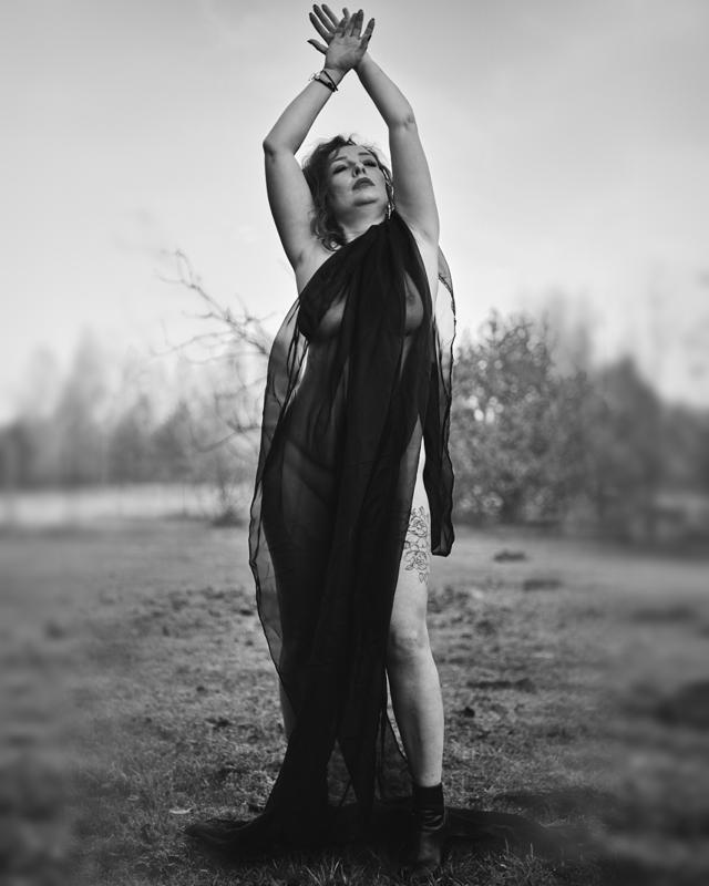 Portret kobieta rece wzniesione plener czb — fotografia Maciej Zawiasa