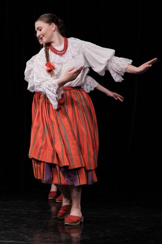 Reportaz taniec ludowy kostium folklorystyczny — fotografia Maciej Zawiasa