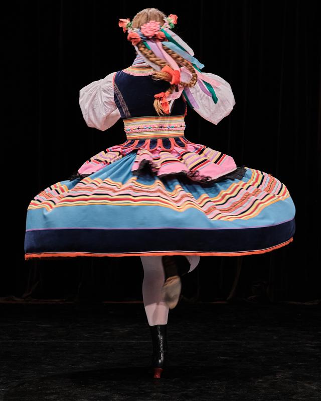 Reportaz taniec ludowy krakowiak obrot tyl — fotografia Maciej Zawiasa