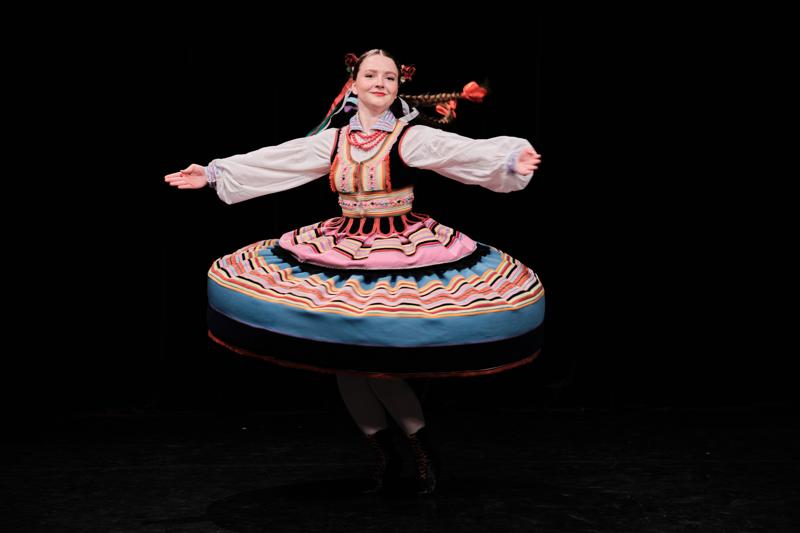 Reportaz taniec ludowy krakowiak ramiona — fotografia Maciej Zawiasa