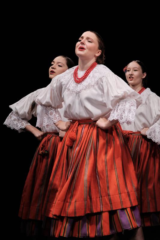 Reportaz taniec ludowy trio scena — fotografia Maciej Zawiasa