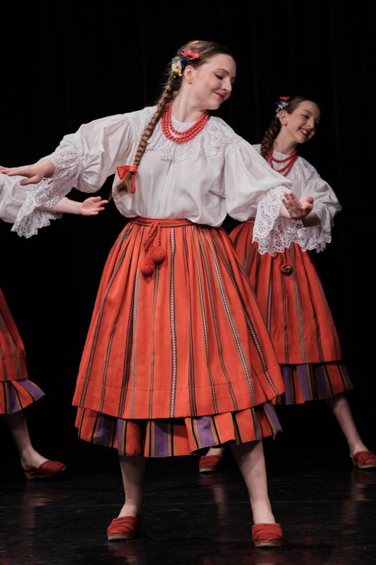 Reportaz taniec ludowy dziewczyna usmich — fotografia Maciej Zawiasa