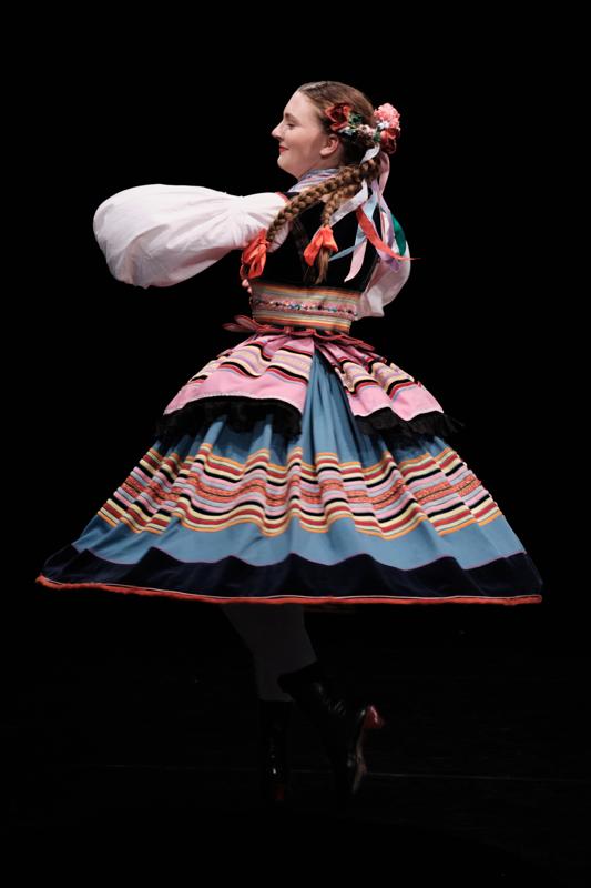 Portret tancerka krakowiak obrot — fotografia Maciej Zawiasa